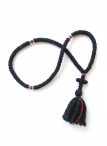 Χειροποίητο μαύρο κομποσκοίνι 100κόμπων μάλλινο με φούντα, μπορντό χάντρες και ασημί ροδέλες