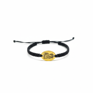 Χειροποίητο μαύρο μακραμέ με μεταλλικό οβάλ στοιχείο σε χρυσή απόχρωση με χαραγμένη την Παναγία