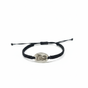 Χειροποίητο μαύρο μακραμέ με μεταλλικό οβάλ στοιχείο σε ασημί απόχρωση με χαραγμένη την Παναγία