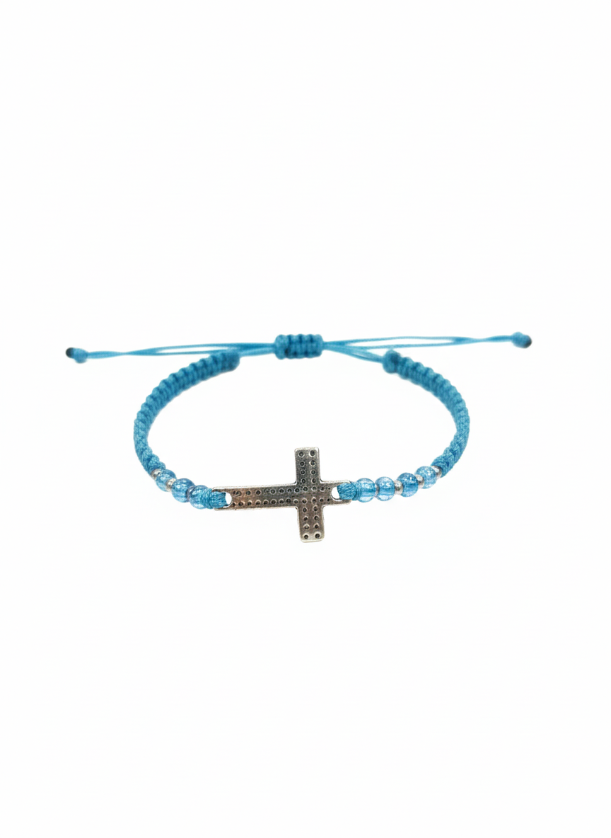 Χειροποίητο γαλάζιο μακραμέ με μεταλλικό στοιχείο σε σχήμα σταυρού σε ασημί απόχρωση, διακοσμημένο με γαλάζιες και ασημί χάντρες