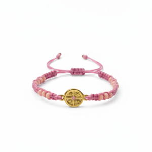 Χειροποίητο ροζ μακραμέ με μεταλλικό στρογγυλό στοιχείο με την επιγραφή ΙΣ ΧΣ ΝΙ ΚΑ και ροζ λεπτομέρεια στο κέντρο σε χρυσή απόχρωση, διακοσμημένο με ροζ χάντρες