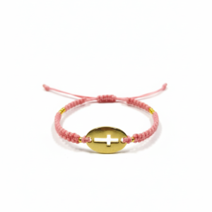 Χειροποίητο ροζ μακραμέ με μεταλλικό οβάλ στοιχείο διάτρητο με το σχήμα του σταυρού σε χρυσή απόχρωση, διακοσμημένο με χρυσές χάντρες