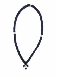 Χειροποίητο μαύρο κομποσκοίνι 100κόμπων από γνήσιο μαλλί με μεταλλικό σταυρό και ασημί ροδέλες