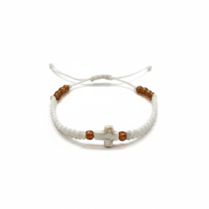 Χειροποίητο λευκό μακραμέ με λευκό στοιχείο σε σχήμα σταυρού στο κέντρο και διακοσμημένο με καφέ χάντρες