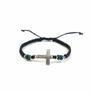 Χειροποίητο μαύρο μακραμέ με μεταλλικό στοιχείο σε σχήμα σταυρού σε ασημί απόχρωση, διακοσμημένο με κυπαρισσί και ασημί χάντρες