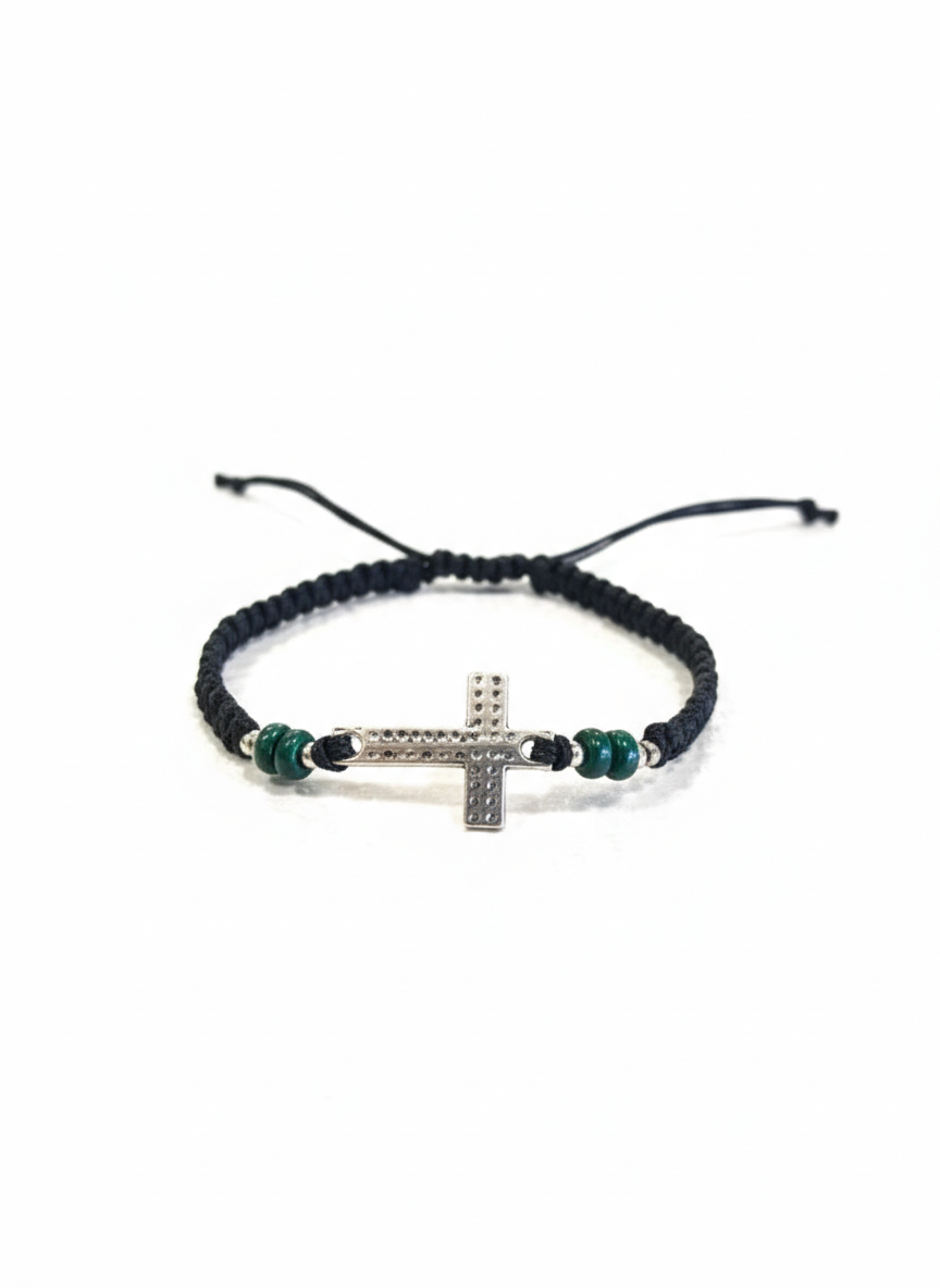 Χειροποίητο μαύρο μακραμέ με μεταλλικό στοιχείο σε σχήμα σταυρού σε ασημί απόχρωση, διακοσμημένο με κυπαρισσί και ασημί χάντρες