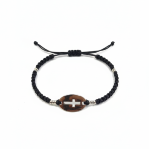 Χειροποίητο μαύρο μακραμέ με μεταλλικό οβάλ στοιχείο διάτρητο με το σχήμα του σταυρού σε ασημί απόχρωση, διακοσμημένο με ασημί χάντρες