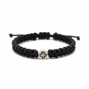 Χειροποίητο μαύρο μακραμέ με φλος νήμα και μεταλλικό στοιχείο στο κέντρο σε σχήμα σταυρού