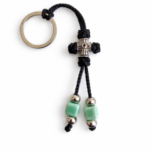 Χειροποίητο μπρελόκ από συνθετικό νήμα και χάντρες πράσινες και ασημί σταυρό